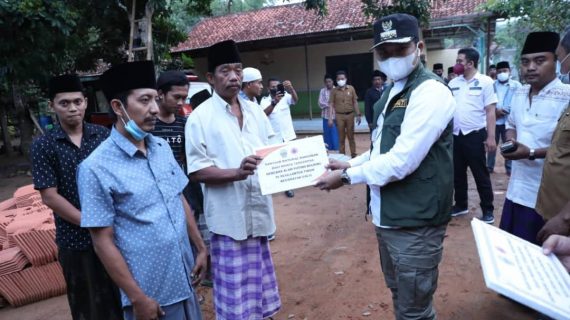 Bupati Bangkalan Ra Latif Bantu Korban Angin Puyuh di Galis