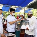 Bupati Bangkalan Ra Latif Serahkan Ratusan ATM Insentif Guru Ngaji-Madin