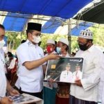 Bupati Bangkalan Ra Latif Serahkan Ratusan ATM Insentif Guru Ngaji-Madin