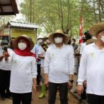 Bupati Bangkalan Ra Latif Dampingi Gubernur Khofifah Tanam Mangrove