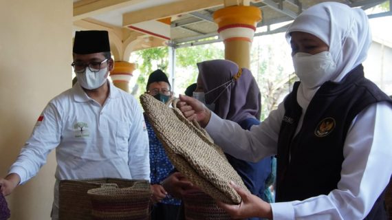 Gubernur Jatim dan Bupati Ra Latif Borong Produk Kerajinan Serat Agel dari Kecamatan Sepulu Bangkalan