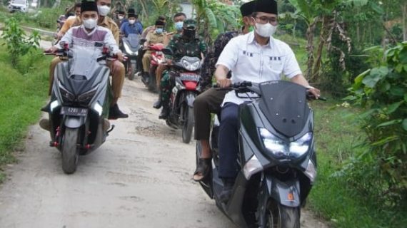 Bupati Bangkalan Ra Latif Kendarai Sepeda Bantu Masjid dan 115 RTLH