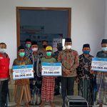 Bupati Bangkalan Ra Latif Serahkan Bantuan Pembangunan RTLH
