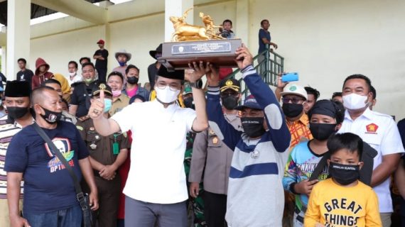 Ra Latif berikan Hadiah kepada Pemenang Karapan Sapi Piala Bupati Bangkalan 2021
