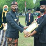 Bupati Bangkalan Ra Latif Beri Penghargaan 54 Kades di Harjad ke- 490