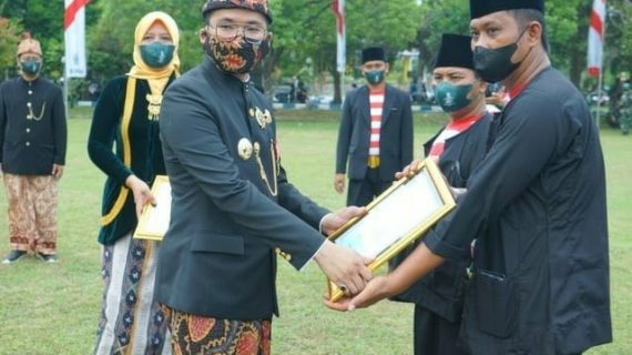 Bupati Bangkalan Ra Latif Beri Penghargaan 54 Kades di Harjad ke- 490