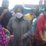 Mensos Risma Turba Lihat Kondisi Pengungsi Banjir Kali Lamong