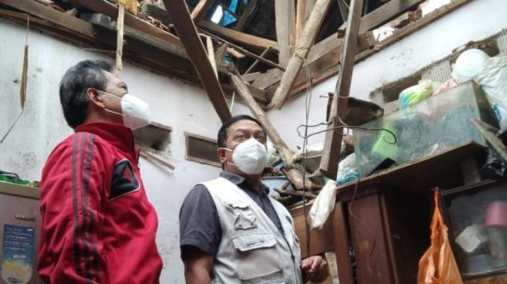 DPRD Surabaya Anas Karno Tinjau Rumah Ambruk di Kampung Malang, Tegalsari Surabaya