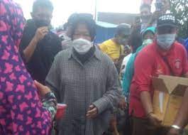 Mensos Risma Turba Lihat Kondisi Pengungsi Banjir Kali Lamong