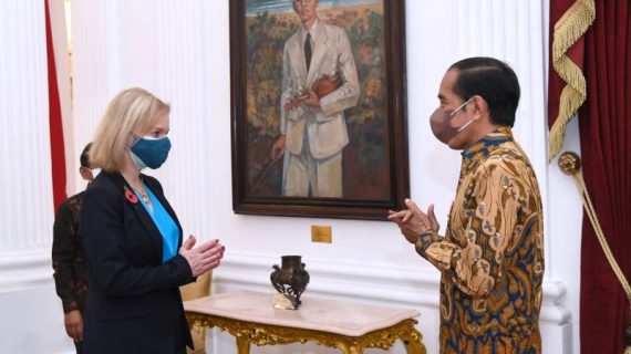 Jokowi bahas pasar karbon hingga vaksin dengan Menlu Inggris Elizabeth Truss