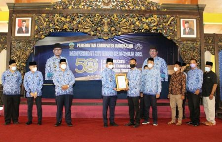 Bupati Bangkalan Ra Latif  Beri Penghargaan 41 Kepala Desa