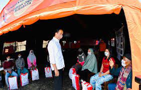 Presiden Jokowi Dengarkan Cerita Pengungsi Erupsi Semeru