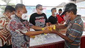 Borong minyak goreng, “Crazy rich” Surabaya bagi-bagi gratis ke warga