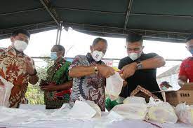 “Crazy rich” Surabaya borong minyak goreng lalu dibagikan ke warga