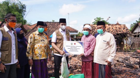 Bupati Abdul Latif Bantu Mat Ruiy Korban Kebakaran di Blega Bangkalan