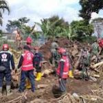 Relawan PMI Bersihkan Rumah Korban Banjir Bandang di Jember