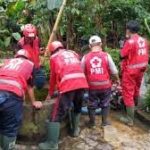 Relawan PMI Bersihkan Rumah Korban Banjir di Kabupaten Jember