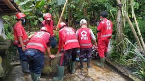 Relawan PMI Bersihkan Rumah Korban Banjir di Kabupaten Jember