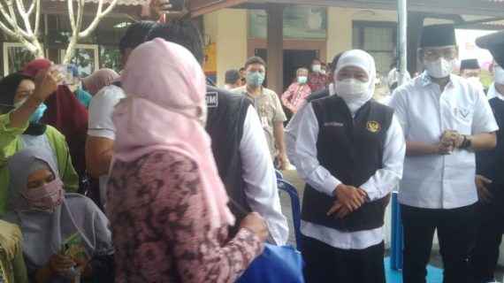 Gubernur Khofifah dan Bupati Abdul Latif Pantau Operasi Pasar Minyak Goreng Murah