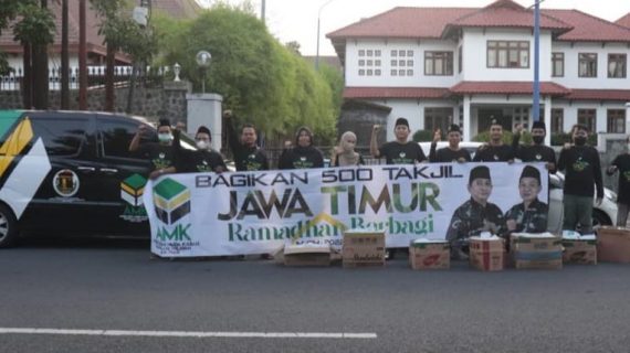 Jelang Buka Puasa, PW AMK  Jatim bagikan 500 takjil di Taman Bungkul Surabaya