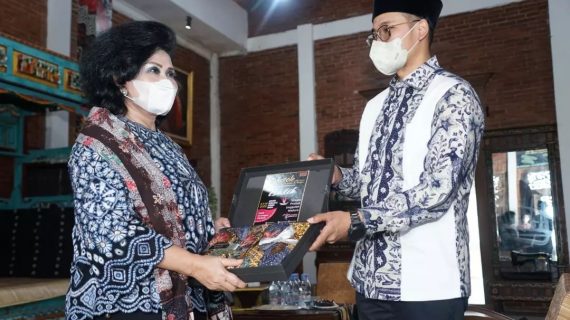 Batik Khas Tanjung Bumi Menarik Minat Istri Menteri ATR/BPN RI Hadi Tjahjanto