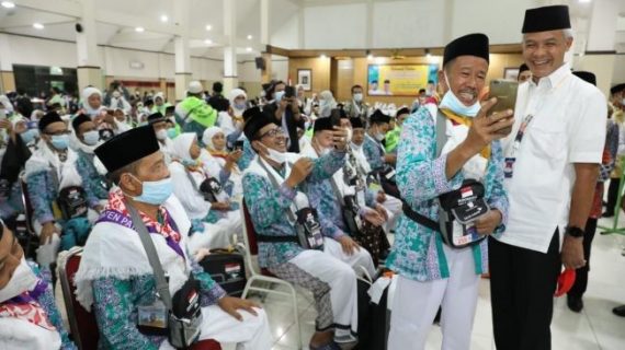 Proses Melepas Keberangkatan Kloter Pertama Calon Jamaah Haji, Ganjar Pranowo Terharu  Penjual Pecel Asal Pati Yang Akhirnya Bisa Pergi Ke Tanah Suci