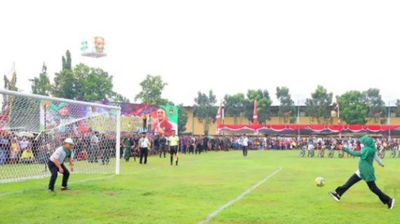 Gubernur Jatim Penendang Pinalti Ke Gawang Yang Dijaga Oleh Ksad TNI Jenderal Dudung Abdurrachman Di Liga Santri