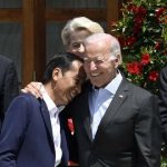 Momen Presiden Jokowi Dicolek Dan Jadi Sorotan Pemimpin Dunia Saat Pertemuan KTT G7