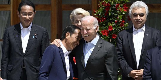 Momen Presiden Jokowi Dicolek Dan Jadi Sorotan Pemimpin Dunia Saat Pertemuan KTT G7