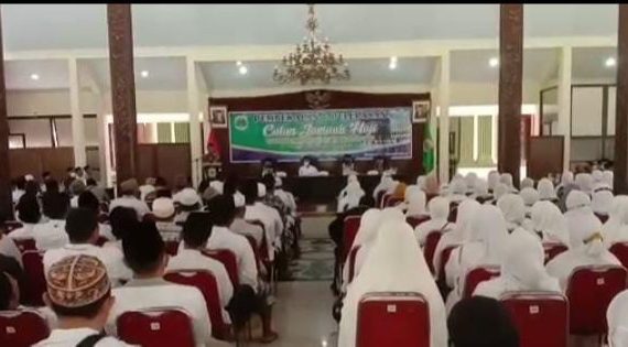 Bupati KH Salwa Arifin Bekali Ratusan Jama’ah Calon Haji dari Bondowoso