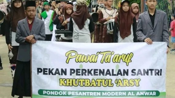 Meriahnya Pawai Santri Yang Digelar Ponpes Modern Al-Anwar Pacitan