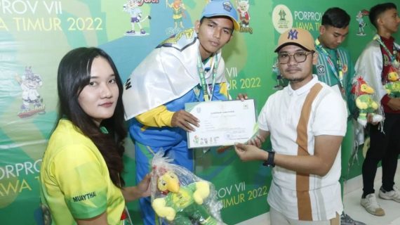 Bupati Abdul Latif Serahkan Medali Emas Atlet Muaythai Porprov Jatim 2022