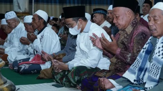 Bupati Abdul Latif Bersama Warga Sholat Idul Adha Di Masjid Agung Syaichona Cholil Bangkalan