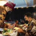 Gubernur Jatim Sebut Nanas Kelud Yang Disajikan Bupati Kediri Merupakan Nanas Terlezat Se-Indonesia