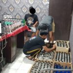 Polisi Menangkap Dua Pemuda Yang Sedang  Melakukan  Transaks I Arak Bali Di Mojokerto