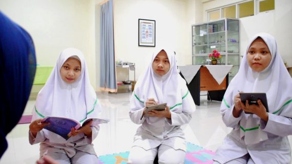 Dosen Dan Mahasiswa Kebidanan Unusa Menyelenggarakan Pemeriksan Dan Senam Yoga Untuk  Ibu Hamil