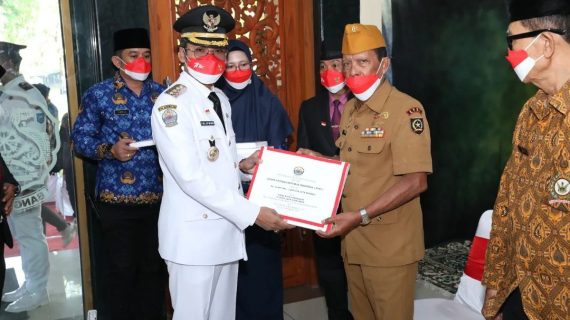 Bupati bagikan sejumlah bantuan sosial usai upacara HUT RI