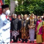Jajaran PDIP Surabaya kenakan pakaian adat saat upacara HUT Ke-77 RI