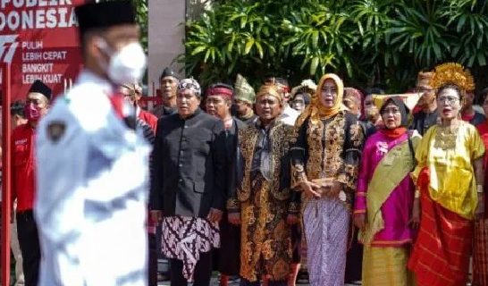 Jajaran PDIP Surabaya kenakan pakaian adat saat upacara HUT Ke-77 RI