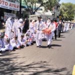 Ratusan Siswa Menyambut Kedatangan Presiden Jokowi Dengan Membawa Bendera Merah Putih