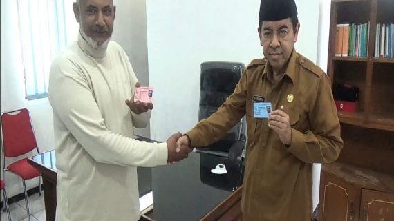 KTP Elektronik versi baru diserahkan Disdukcapil ke WNA di Bangkalan