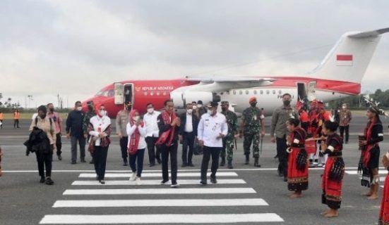 Jokowi kunjungan kerja dan bagikan bansos ke masyarakat kepulauan Tanimbar