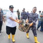 Warga Bangkalan dan Lanal Batuporon Lakukan Gerakan Bersih-bersih Laut