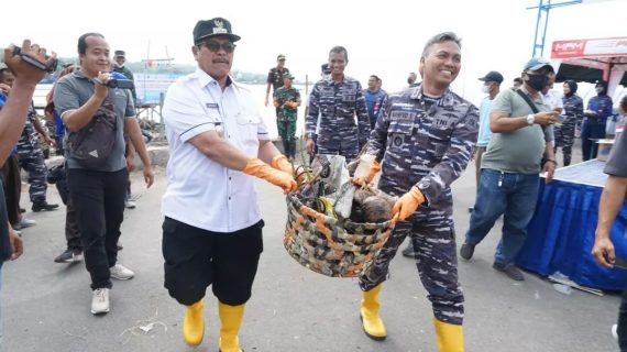 Warga Bangkalan dan Lanal Batuporon Lakukan Gerakan Bersih-bersih Laut