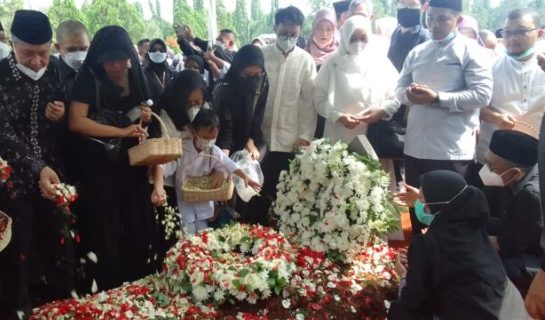 Azyumardi Azra dimakamkan hari ini, berlangsung khidmat