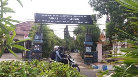 Dinas Perikanan Berikan Bantuan Alat Penangkap Kerang pada Nelayan Martajasah