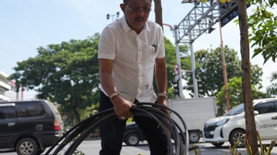 Wawali Surabaya dibuat geram melihat kabel fiber berserakan