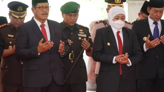 Wabup Dampingi Gubernur Ziarah dan Tabur Bunga di Makam Raden Panji Mohammad Noer