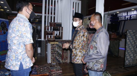 Hadiri Pembukaan Pameran Jatim Fair, Bupati Sempatkan Tinjau Booth dari Bangkalan