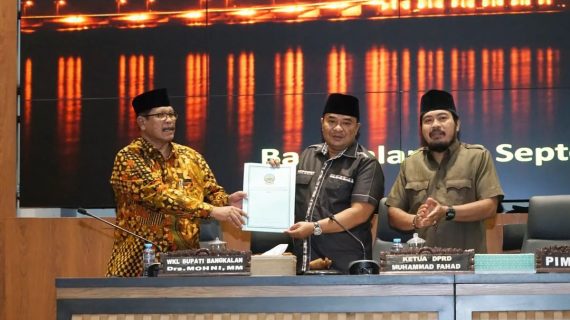 Wabup Sampaikan Jawaban Bupati atas Pandangan Umum Fraksi Soal P-APBD 2022